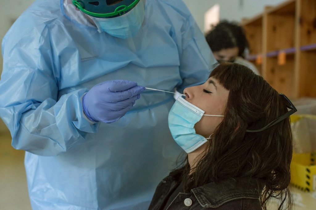 Un trabajador sanitario toma una muestra para una prueba PCR a una joven. Foto: Lorenzo / EFE / Archivo.