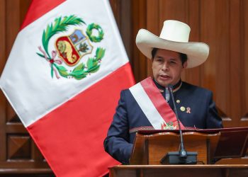 Pedro Castillo habla durante la ceremonia de toma de posesión como nuevo presidente de Perú, en Lima, el 28 de julio de 2021. Foto: Cortesía Congreso de Perú / Luis Enrique Saldana / EFE.