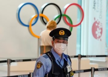 Un policía japonés hace guardia en el aeropuerto internacional de Tokio en Haneda, en Japón, el 8 de julio de 2021. Foto: Kimimasa Mayama / EFE.