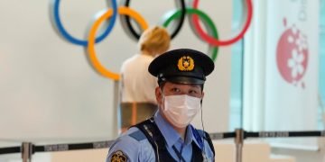 Un policía japonés hace guardia en el aeropuerto internacional de Tokio en Haneda, en Japón, el 8 de julio de 2021. Foto: Kimimasa Mayama / EFE.