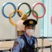 Un policía japonés hace guardia en el aeropuerto internacional de Tokio en Haneda, en Japón, el 8 de julio de 2021. Foto: Kimimasa Mayama / EFE.