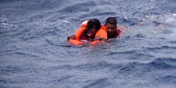 Balseros cubanos rescatados por la Guardia Costera estadounidense tras naufragar cerca de Key West. Foto: @USCGSoutheast/Twitter.