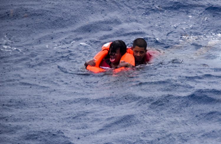 Balseros cubanos rescatados por la Guardia Costera estadounidense tras naufragar cerca de Key West. Foto: @USCGSoutheast/Twitter.