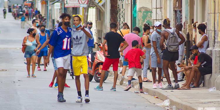 Personas en una calle de La Habana, durante la actual oleada de la COVID-19. Foto: Otmaro Rodríguez.