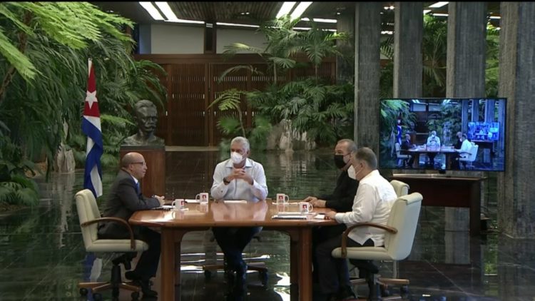 El presidente Migual Díaz-Canel (c), junto al primer ministro y el titular de Economía de Cuba (ambos a la derecha) durante el programa televisivo Mesa Redonda del 14 de julio de 2021 en el que se anunciaron nuevas medidas tomadas por el gobierno cubano. Foto: Mesa Redonda / Twitter.