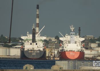 Barcos Petroleros en la bahía de La Habana. Foto: Otmaro Rodríguez