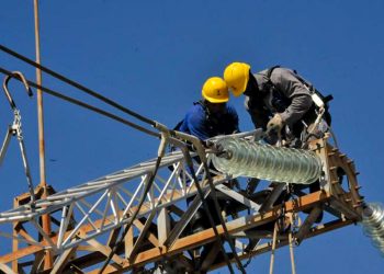 Trabajadores eléctricos en Cuba. Foto: Julio Martínez Molina / Granma / Archivo.