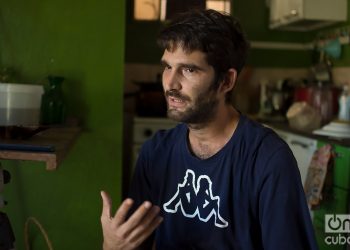 El joven cineasta cubano Raúl Prado, detenido el pasado 11 de julio en La Habana y liberado al día siguiente con una medida cautelar, durante una entrevista con OnCuba en su casa. Foto: Otmaro Rodríguez.