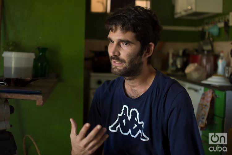 El joven cineasta cubano Raúl Prado, detenido el pasado 11 de julio en La Habana y liberado al día siguiente con una medida cautelar, durante una entrevista con OnCuba en su casa. Foto: Otmaro Rodríguez.