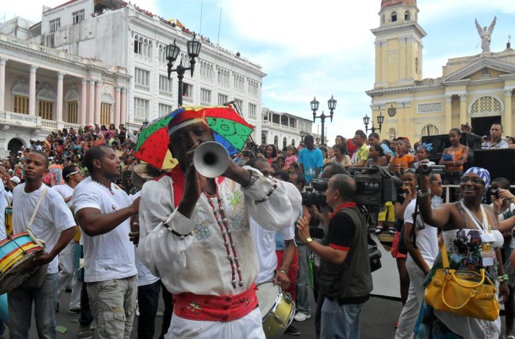 Desfile de una conga por el Parque Céspedes de Santiago de Cuba, durante el Festival del Caribe. Foto: Eric Caraballoso / Archivo.