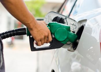 Una persona se abastece de gasolina en Florida. Foto: EFE