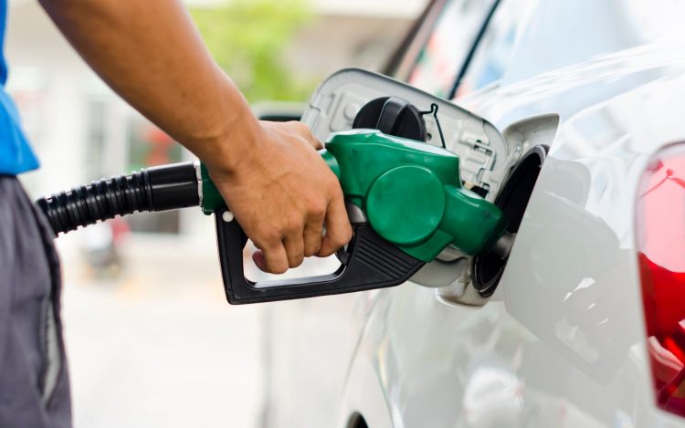 Una persona se abastece de gasolina en Florida. Foto: EFE