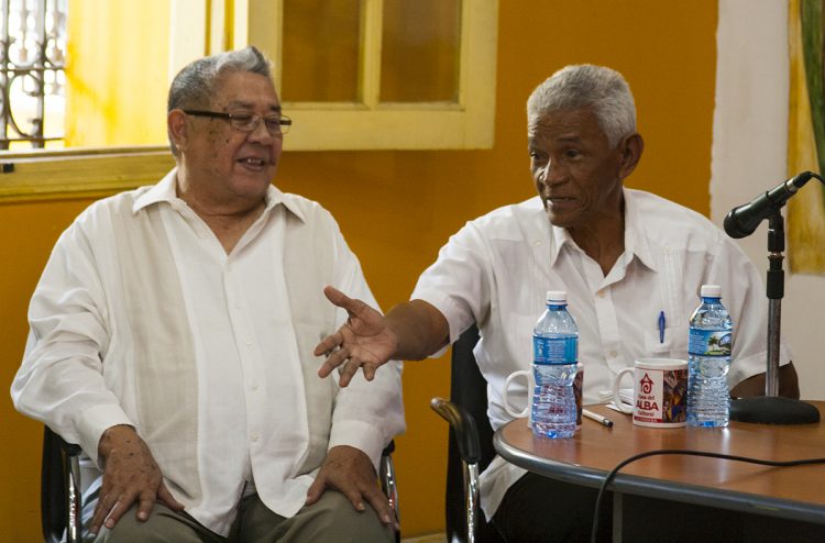 Los generales cubanos Armando Choy (izq) y Gustavo Chui (der) durante la presentación del libro “Nuestra historia aún se está escribiendo”, en febrero de 2018. Foto: Maykel Espinosa / Juventud Rebelde / Archivo.