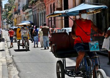 Vista general de una tradicional calle en la Habana vieja hoy, en La Habana (Cuba). Foto: EFE/ Ernesto Mastrascusa.