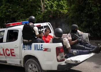 La policía haitiana traslada a dos colombianos del team que ejecutó al presidente Jovenel Moïse. Foto: WSJ.