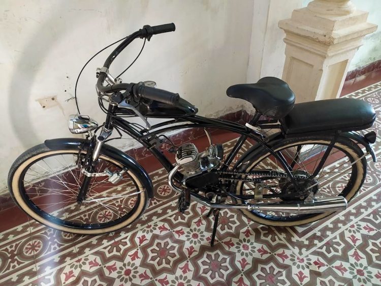 Bicicleta con motor adaptado conocida en Cuba como riquimbili. Foto: Ciclomotores y Riquimbilis/Facebook.