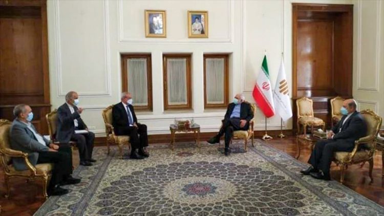 El canciller iraní, Mohamad Yavad Zarif, reunido con el director del Instituto Finlay de Vacunas (IFV) de Cuba, Vicente Vérez Bencomo, en Teherán, 26 de julio de 2021. Foto: hispantv.com