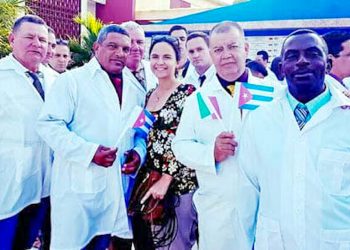 El médico cubano Graciliano Díaz (der), junto a sus colegas antes de partir a Lombardía. Foto: Perfil de Facebook de Miguel Ángel Gaínza / Cubadebate.