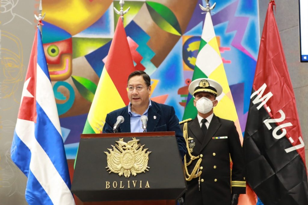 El presidente de Bolivia, Luis Arce, habla durante un acto en su país por el aniversario del asalto a los cuarteles Moncada y Carlos Manuel de Céspedes, en el oriente cubano en 1953. Foto: @LuchoXBolivia / Twitter.