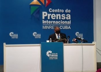 Rubén Remigio Ferro, presidente del Tribunal Supremo Popular (TSP) de Cuba, durante una conferencia de prensa sobre los procesos judiciales a participantes en las protestas del 11 y 12 de julio de 2021 en Cuba. Foto: Fiscalía General de Cuba / Twitter.