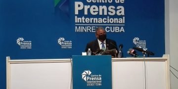 Rubén Remigio Ferro, presidente del Tribunal Supremo Popular (TSP) de Cuba, durante una conferencia de prensa sobre los procesos judiciales a participantes en las protestas del 11 y 12 de julio de 2021 en Cuba. Foto: Fiscalía General de Cuba / Twitter.