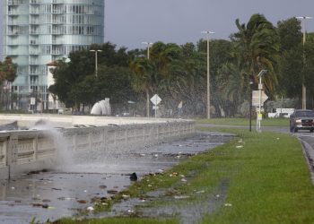 El malecón de Tampa bajo Elsa. Foto: Tampa Bay Times.