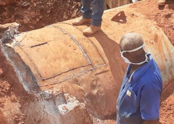 Trabajos de reparación en la conductora de agua de Cuenca Sur, en La Habana, luego de que esta sufriera una avería. Foto: Eduardo Douglas Pedroso / Tribuna de La Habana.