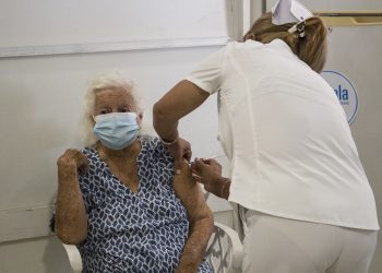 La Fábrica de Arte Cubano (FAC) acoge por estos días la intervención sanitaria contra la COVID-19. Foto: Yoel Rodríguez Tejeda.