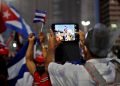 Miles de personas asisten a un acto de apoyo a la Revolución Cuba, en La Habana, este sábado 17 de julio de 2021. Foto: Ernesto Mastrascusa / EFE.