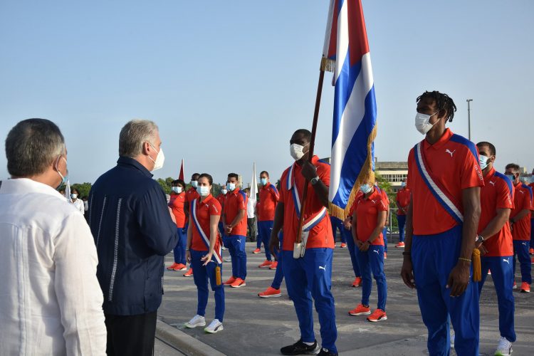 La delegación cubana que participará en los Juegos Olímpicos de Tokio fue abanderada este sábado. Foto: Tomada del Twitter de Presidencia Cuba.