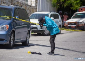 Investigador retrata pesquisas cerca de la casa del presidente haitiano, Jovenel Moise, en Puerto Príncipe, Haití, el 7 de julio de 2021. Moise murió tiroteado en su casa, el miércoles. Fotos: Tcharly Coutin/Xinhua