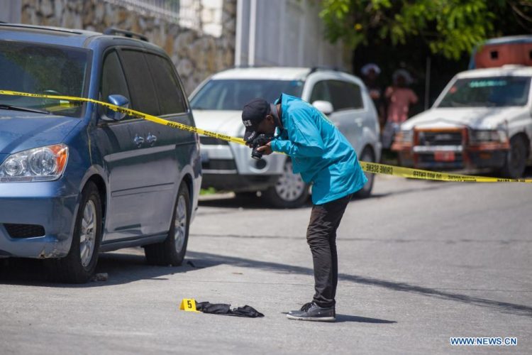 Investigador retrata pesquisas cerca de la casa del presidente haitiano, Jovenel Moise, en Puerto Príncipe, Haití, el 7 de julio de 2021. Moise murió tiroteado en su casa, el miércoles. Fotos: Tcharly Coutin/Xinhua