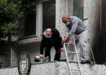 Personal de la embajada cubana en Francia trabajan después de los atentados. Foto: trt.net.tr/