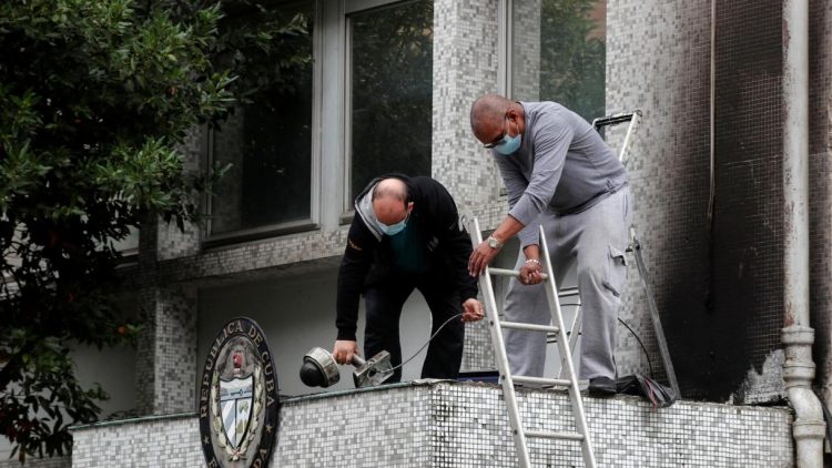 Personal de la embajada cubana en Francia trabajan después de los atentados. Foto: trt.net.tr/