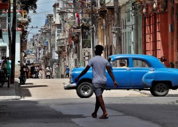 Personas en una calle de La Habana, pocos días después de las protestas contra el gobierno cubano. Foto: Ernesto Mastrascusa / EFE.