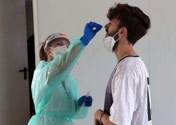 Un joven se hace la prueba PCR para la detección del coronavirus en el Hospital Universitario Central de Asturias, España. Foto: J.L. Cereijido / EFE.