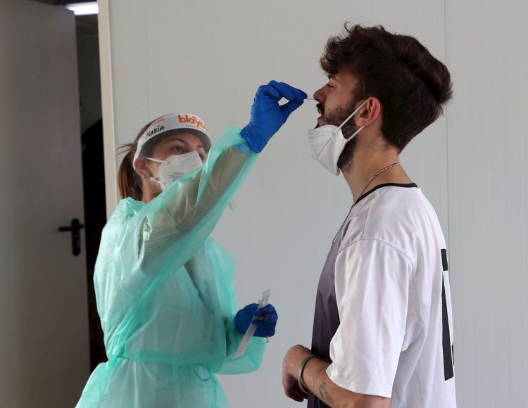 Un joven se hace la prueba PCR para la detección del coronavirus en el Hospital Universitario Central de Asturias, España. Foto: J.L. Cereijido / EFE.