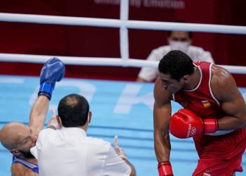 El cubano-español Enmanuel Reyes (derecha) gana por KO su primera presentnación en los Juegos Olímpicos de Tokio. Foto: Tomada de El Nuevo Herald.