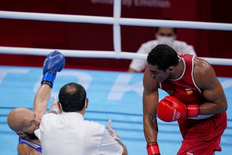 El cubano-español Enmanuel Reyes (derecha) gana por KO su primera presentnación en los Juegos Olímpicos de Tokio. Foto: Tomada de El Nuevo Herald.