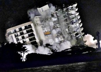 Implosión de los restos del edificio que se derrumbó hace dos semana en Miami. Foto: Gary  Rothstein/UPI.