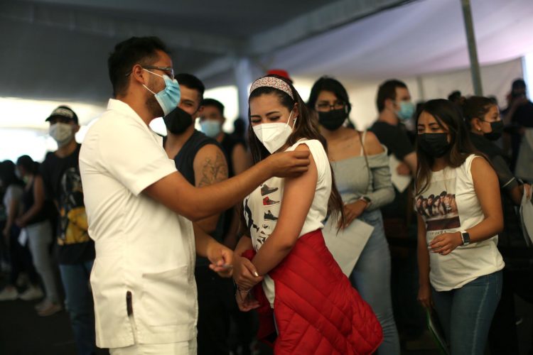 Personal de salud aplica la vacuna contra la COVID-19 a jóvenes de 18 a 29 años en Ciudad de México. Foto: Sáshenka Gutiérrez/Efe/Archivo