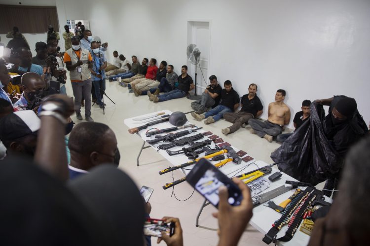 El grupo de colombianos capturados en Haití siendo presentados a la prensa. | Foto: Joseph Odelyn / AP