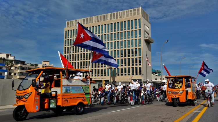 Caravana en apoyo al gobierno cubano por el Malecón de La Habana, mientras pasa por las inmediaciones de la Embajada de los EE.UU. en Cuba, el 5 de agosto de 2021. Foto: Ernesto Mastrascusa / EFE.