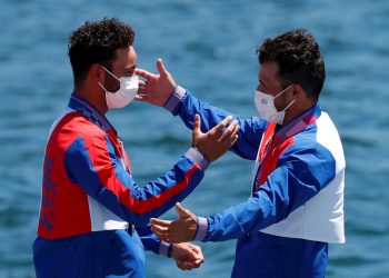 Fernando Dayán Jorge (izquierda) le da la despedida sobre el podio olímpico a Serguey Torres, quien debe retirarse después de la cita estival. Foto: Kiyoshi Ota/EFE/EPA.