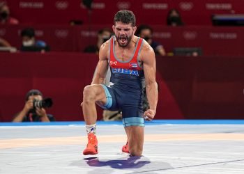 El luchador en la modalidad de lucha grecorromana, Luis Alberto Orta, celebra tras ganar la primera medalla de oro para Cuba en los Juegos Olímpicos de Tokio. Foto: EFE.