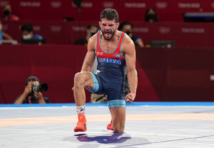 El luchador en la modalidad de lucha grecorromana, Luis Alberto Orta, celebra tras ganar la primera medalla de oro para Cuba en los Juegos Olímpicos de Tokio. Foto: EFE.