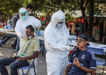 Trabajadores de Salud realizan pruebas para detectar la COVID-19 en el balneario de Acapulco, en estado de Guerrero (México). Foto: David Guzmán / EFE / Archivo.