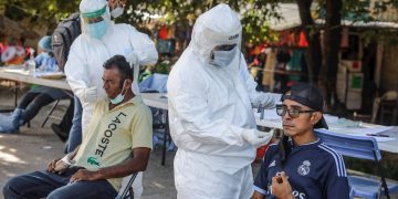 Trabajadores de Salud realizan pruebas para detectar la COVID-19 en el balneario de Acapulco, en estado de Guerrero (México). Foto: David Guzmán / EFE / Archivo.