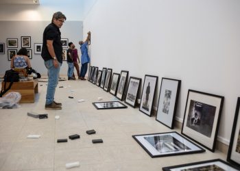 Rafael Acosta en el montaje de la expo La imagen sin límites, Museo Nacional de Bellas Artes. La
Habana, 2018.