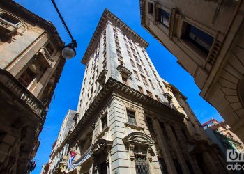 No pocos edificios de La Habana poseen una belleza arquitectónica, muchas veces desapercibida en la vida cotidiana. Foto: Otmaro Rodríguez.